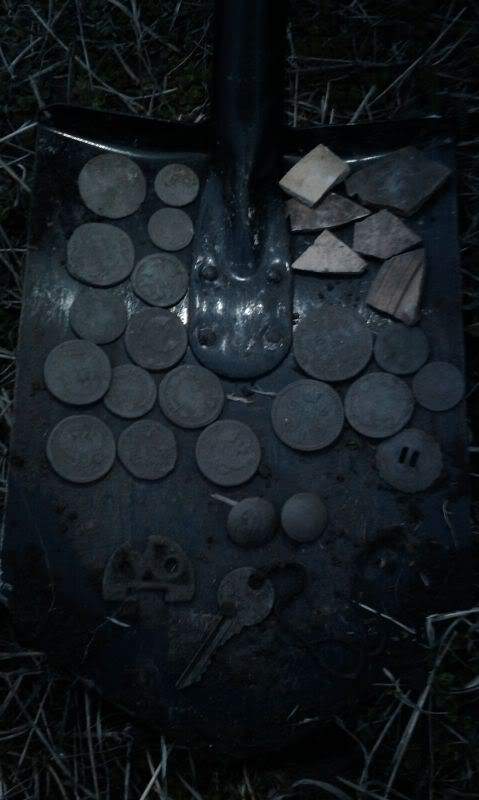 монеты на лопате